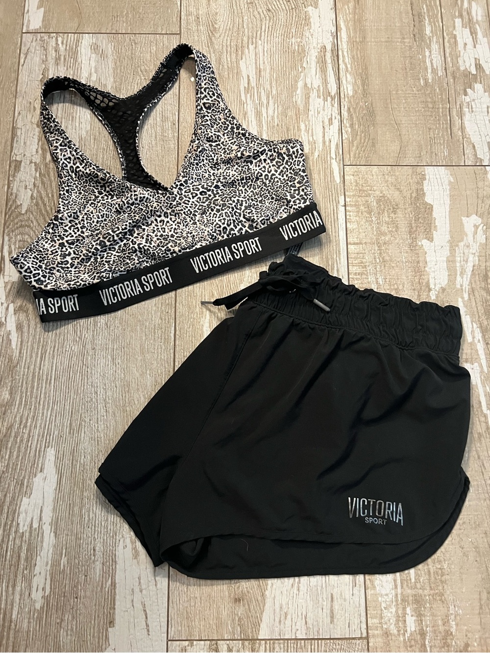 Victorias Secret Sport ”The Player”Leopard sportbra lined&Black Running shorts-L